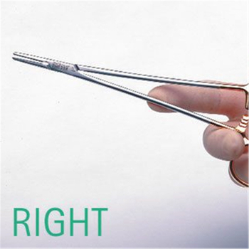 ¿Cuál es la función del portaagujas en la sutura?